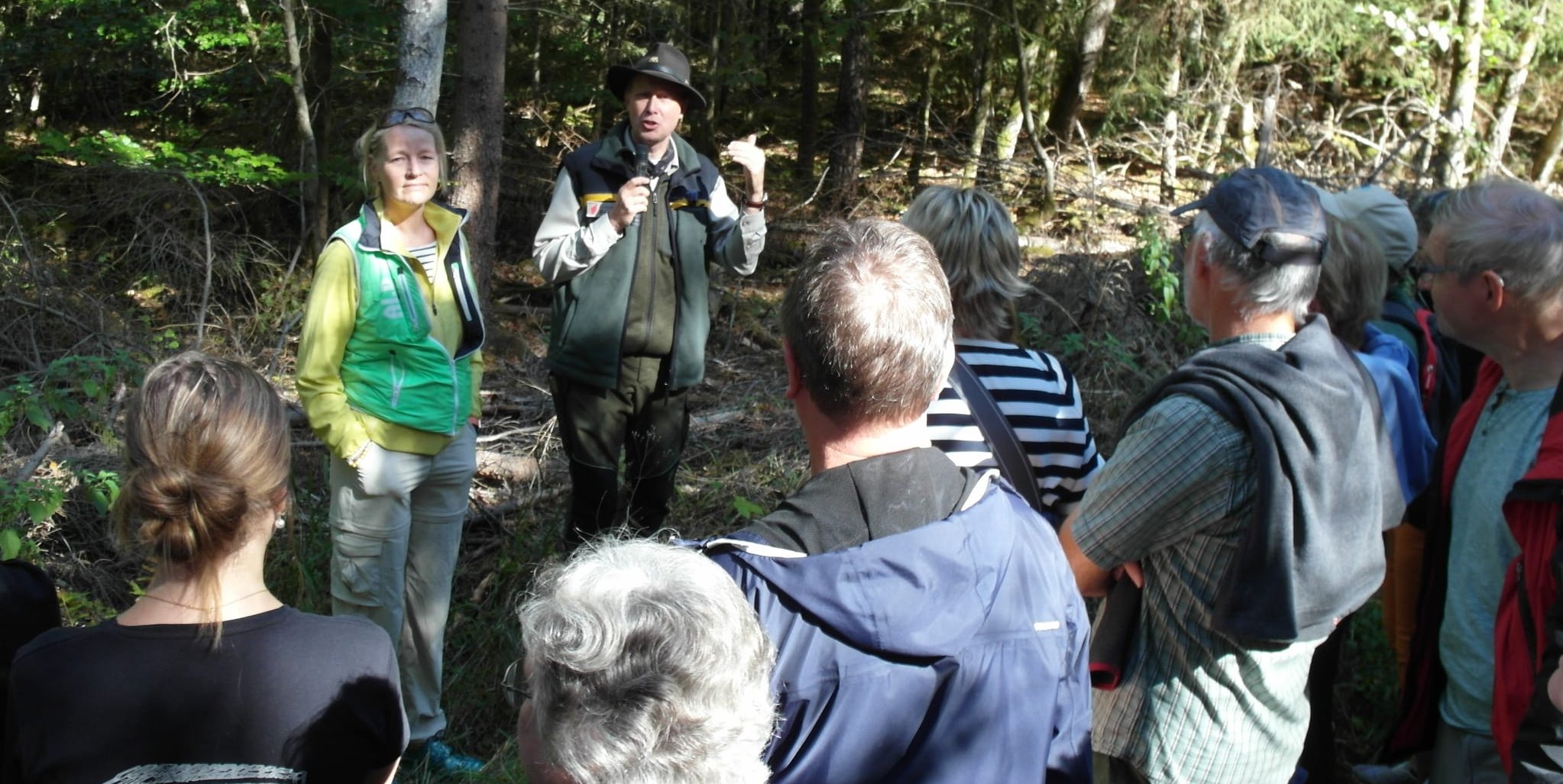 Landesumweltministerin Thekla Walker und Revierförster Achim Klausner haben bei einer Waldbegehung im Schönaicher Gemeindewald knapp 100 Interessierten die Auswirkungen des Klimawandels erläutert.