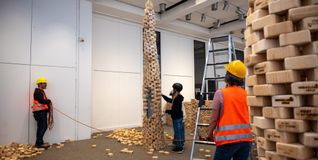 Nach dem Bauen geht es ans Einstürzenlassen, während Chris Schäfer (links) und Britta Hoß (rechts) die Baustelle absperren.