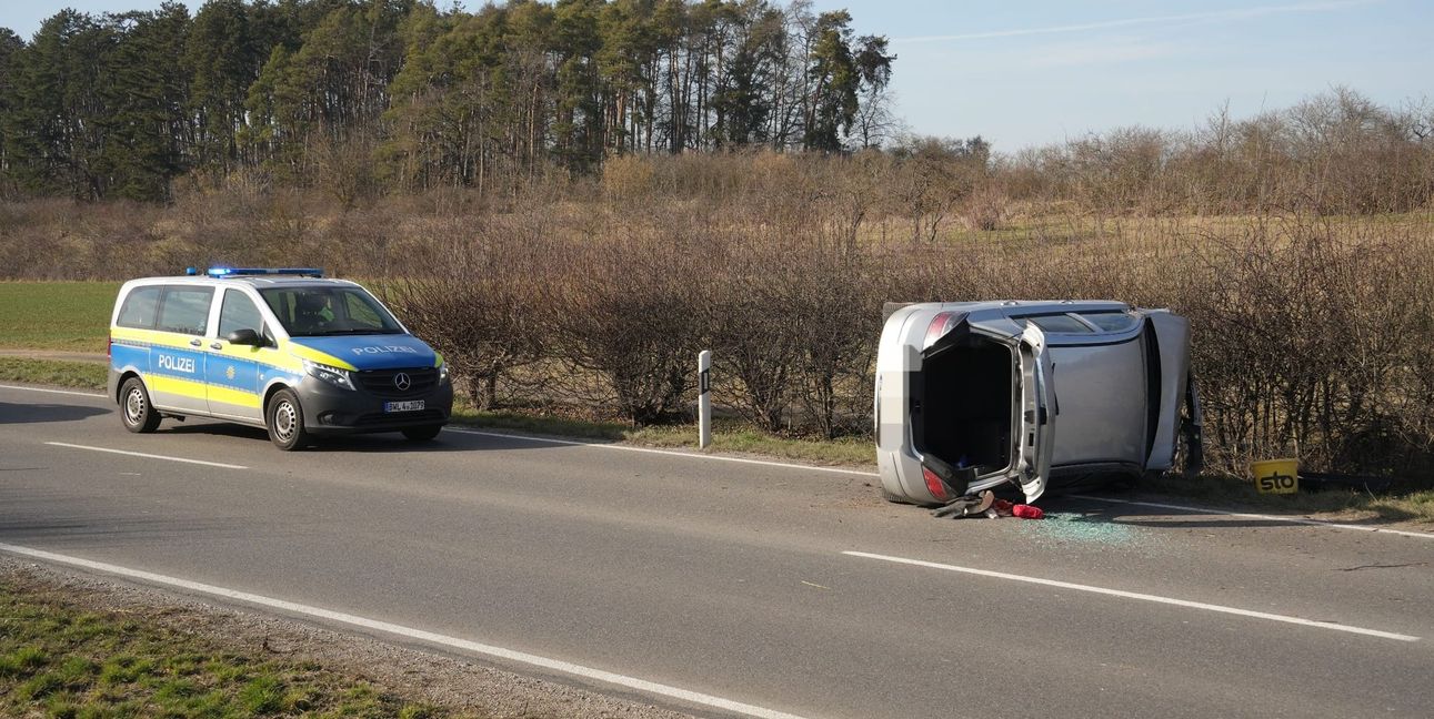 Der Transporter geriet in den Grünstreifen und kippte auf die Seite.