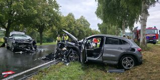 Die beiden Mercedes-Benz mussten abgeschleppt werden.