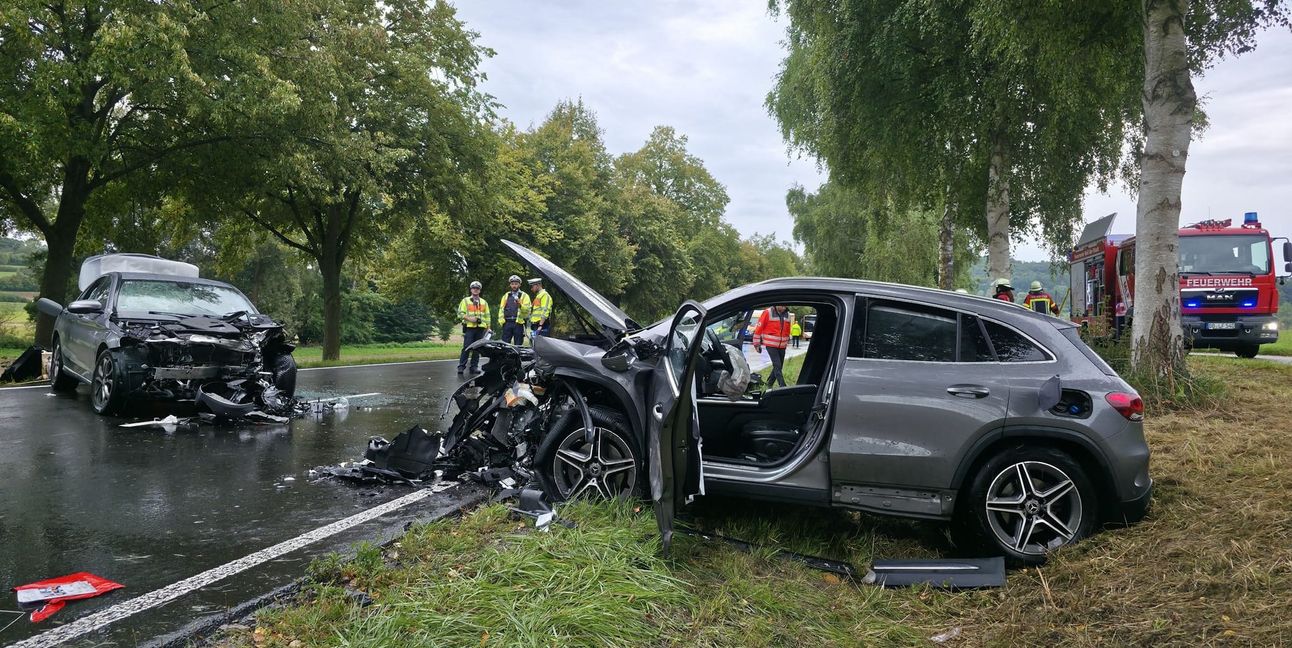 Die beiden Mercedes-Benz mussten abgeschleppt werden.