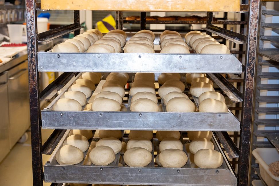 Erst wenn die Berliner die richtige Größe haben, geht es für sie ins heiße Fett.