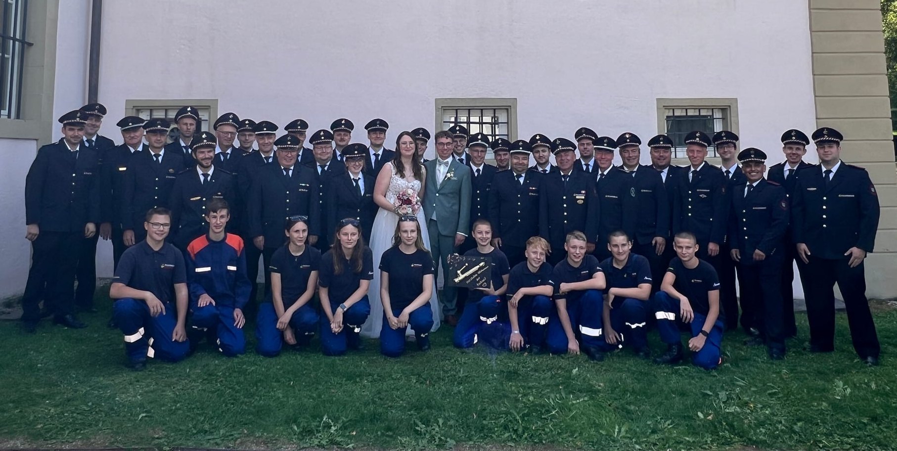 Premiere für die Feuerwehr Magstadt: Carina und Florian Oerthle nach ihrer Hochzeit im Schloss Dätzingen mit Kameraden der Feuerwehr.