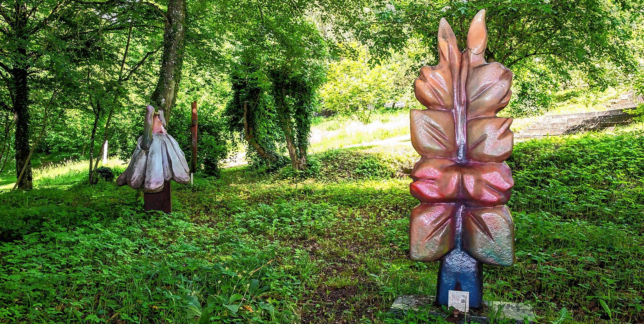 Die phantasievollen Kunstwerke von Hans Bäurle sind mit Bestandteil der Sculptoura und stehen im Garten von Schloss Mauren.  Bilder: Nüßle
