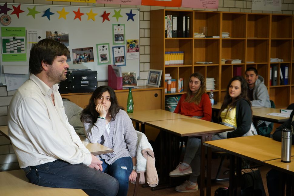 Die Schülerinnen und Schüler der Realschule-Goldberg lauschten gespannt den Erzählungen von Roman Grafe über das Leben in der DDR. (Bild: Heiden)