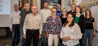 Sie haben alle mit dem Neubau des Gemeindehauses zu tun. Von links: Martin Tomtschko, Eugen Seher, Rudolf Rau, Architekt Stefan Beuter, Manuela Held, Tilman Huber, Andrea Schöttkes, Pfarrerin Brigitte Frauendorfer, Björn Haßelkus, Katrin Düring und Kirchenpflegerin Annalena Dörr.