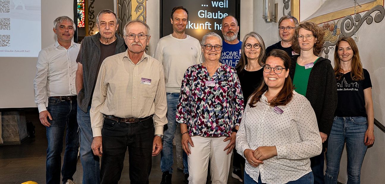 Sie haben alle mit dem Neubau des Gemeindehauses zu tun. Von links: Martin Tomtschko, Eugen Seher, Rudolf Rau, Architekt Stefan Beuter, Manuela Held, Tilman Huber, Andrea Schöttkes, Pfarrerin Brigitte Frauendorfer, Björn Haßelkus, Katrin Düring und Kirchenpflegerin Annalena Dörr.