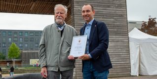 Oberbürgermeister Dr. Stefan Belz (rechts) und Hans-Jürgen Sostmann