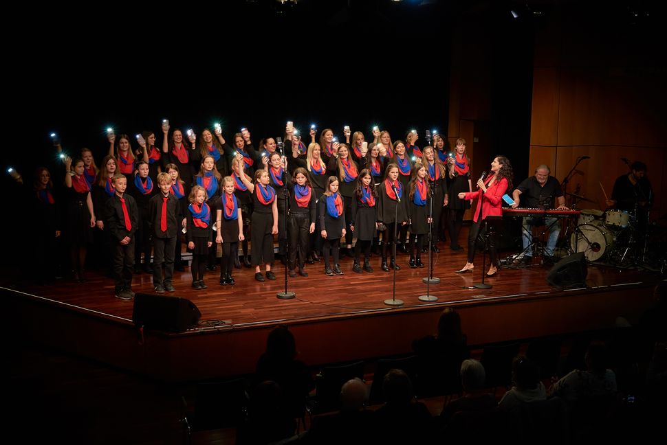 Junger Kammechor trifft Pop im Württembergsaal der Kongresshalle zum Finale gemeinsam mit Sängerin Meric Selzer.  Bild: Heiden