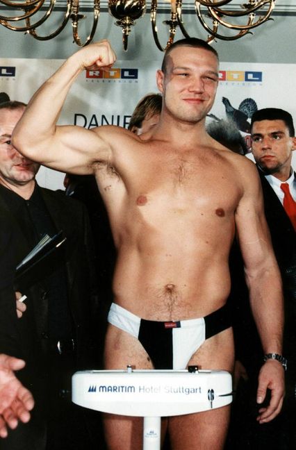 9. Dezember 1995: Vor dem prestigeträchtigen Kampf in der Stuttgarter Schleyerhalle stellt sich Axel Schulz  auf die Waage. Er wiegt damals knapp 101 Kilogramm und ist 1,90 Meter groß. Sein Gegner an diesem Abend ...