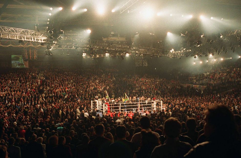 Der Kampf zwischen Schulz und Botha wird zum Sportevent des Jahres in der Bundesrepublik. Die Boxer sind in der Schleyerhalle von rund 11 000 Zuschauern umgeben. Zirka 18 Millionen Menschen verfolgen den Kampf im Fernsehen.