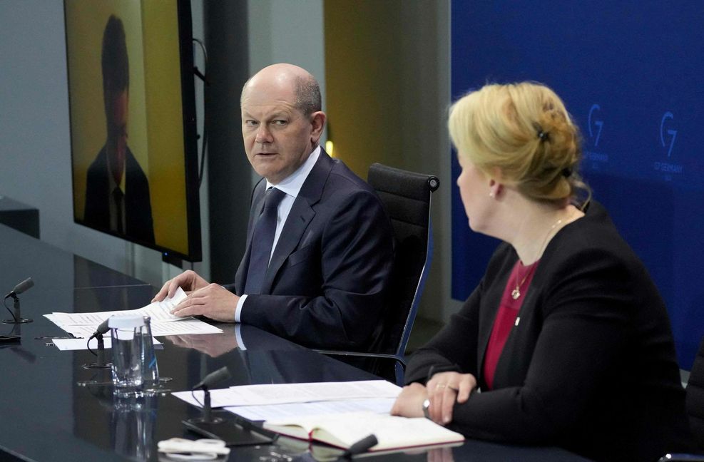 Bundeskanzler Olaf Scholz und die Regierende Bürgermeisterin von Berlin, Franziska Giffey, bei der Pressekonferenz nach dem Bund-Länder-Treffen