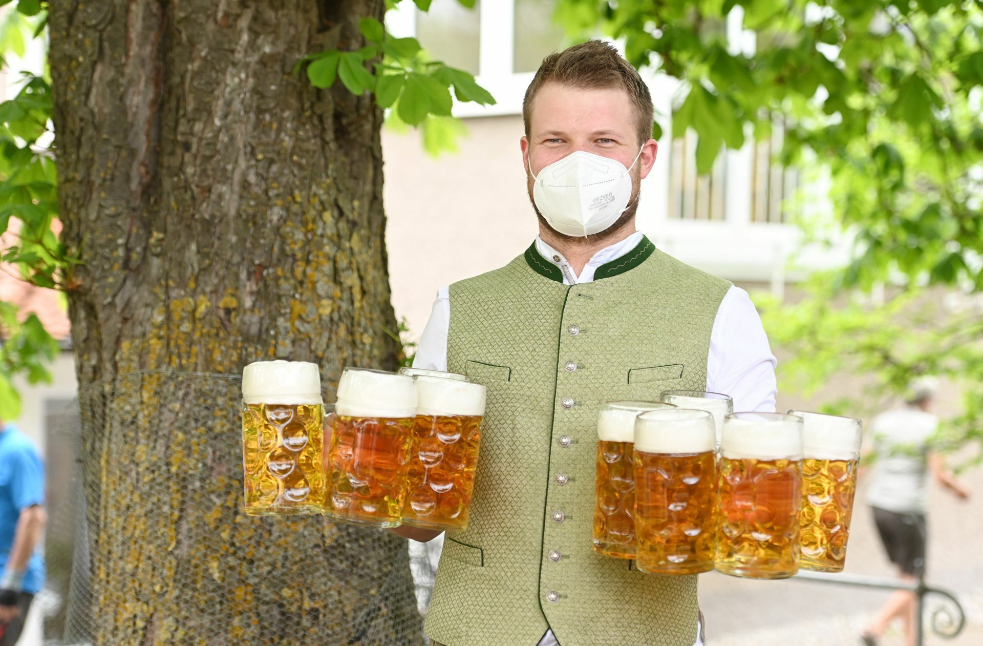 Ein Kellner mit Maske, aber die Gäste ohne Schnelltest: das ist bald möglich. Foto: dpa/Christoph Schmidt
