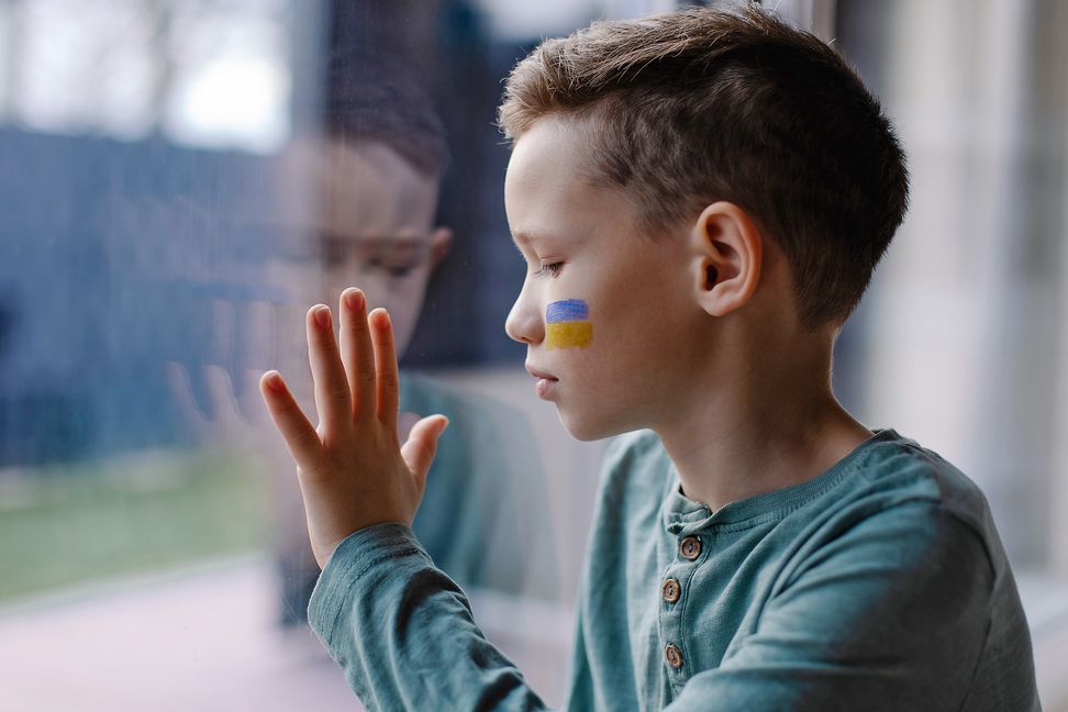 Die Väter bleiben in der Ukraine zurück. Kinder sind oft mit ihren Müttern oder alleine auf der Flucht.
Bild: Adobe Stock/ 489249521