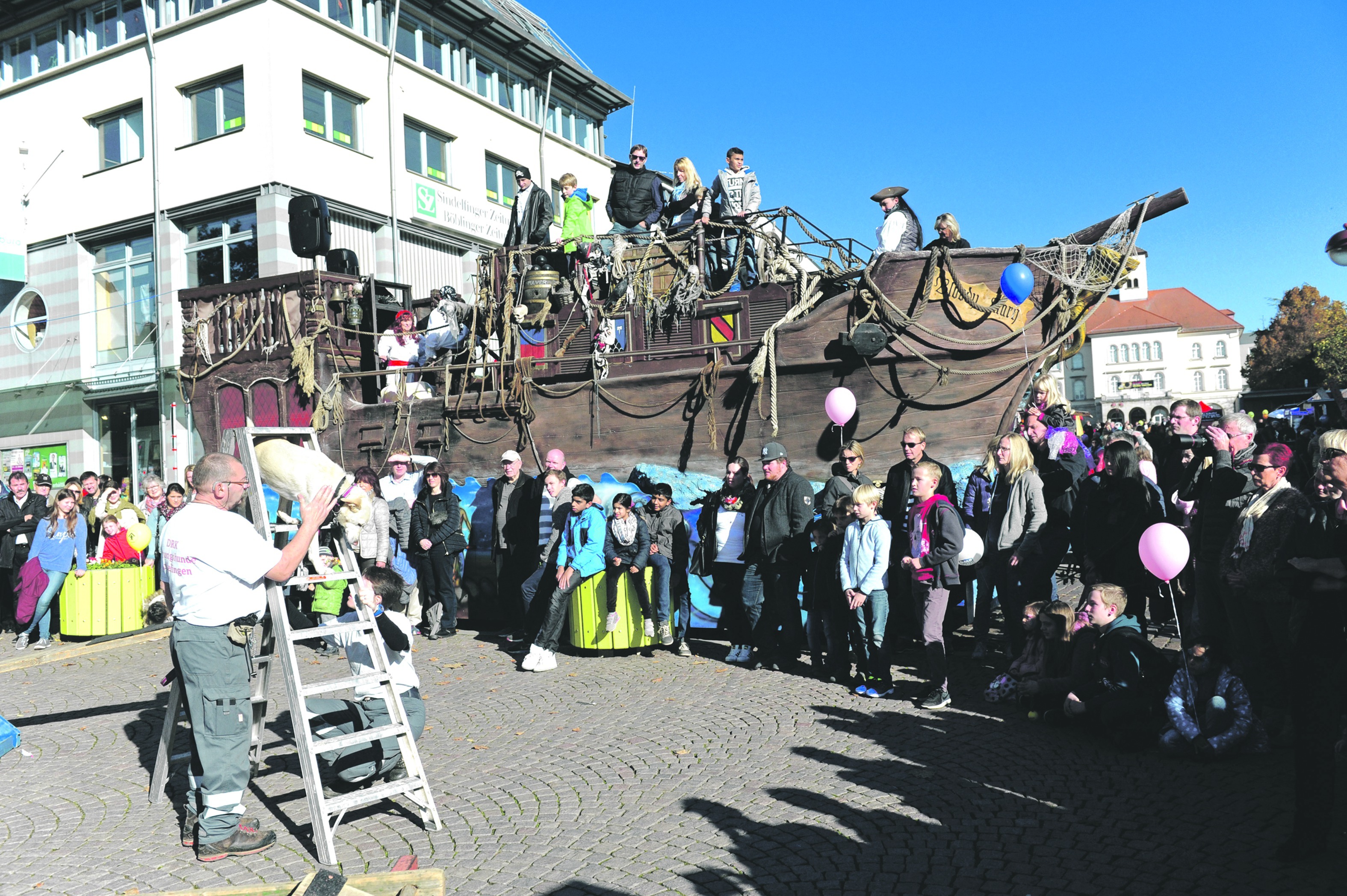 Ein Schiff auf dem Marktplatz: So hat sich der verkaufsoffene Sonntag am 30. Oktober 2016 in Sindelfingen präsentiert. Bild: Stampe/A