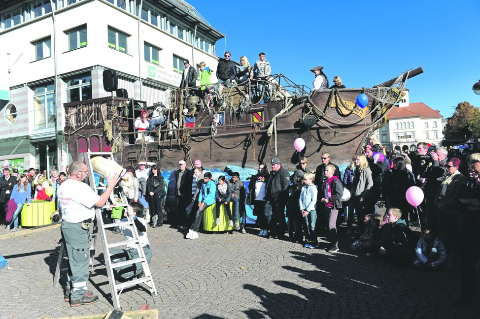 Ein Schiff auf dem Marktplatz: So hat sich der verkaufsoffene Sonntag am 30. Oktober 2016 in Sindelfingen präsentiert. Bild: Stampe/A