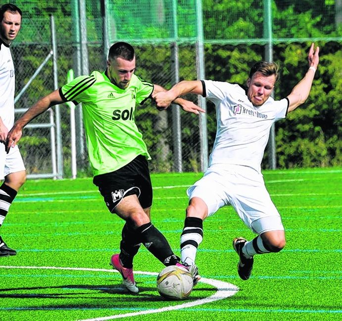 Maichingens Josia Schmolla (links) ist einen halben Schritt vor Holzgerlingens Matthias Kordon am Ball. Bild: automotorart