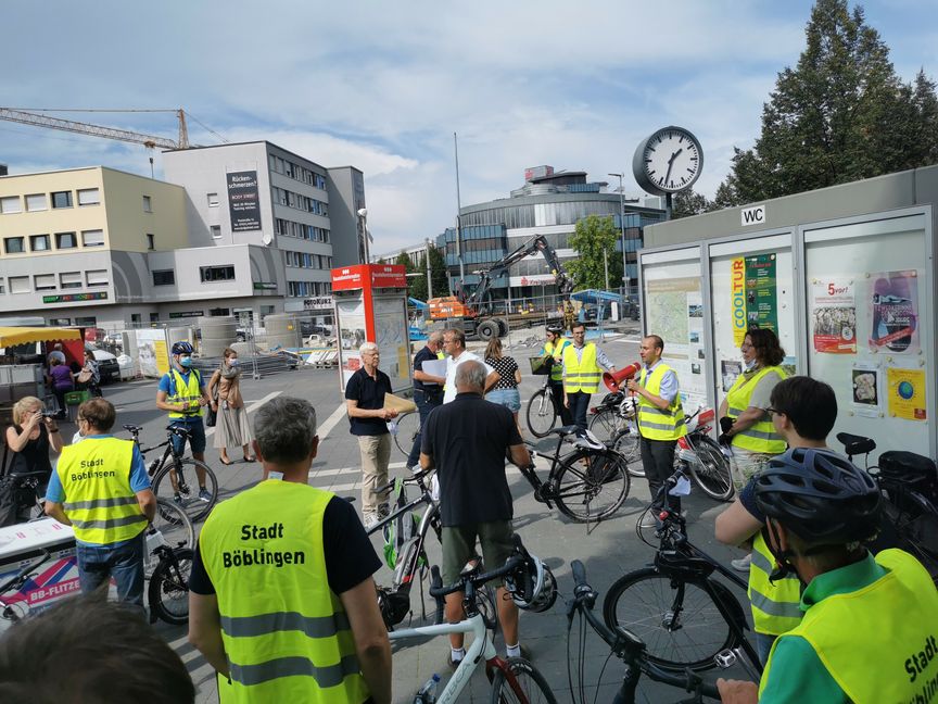 Böblingens Oberbürgermeister Dr. Stefan Belz (am Megafon) begrüßt die Gemeinderäte zur alljährlichen Baustellentour.  Bild: Hamann