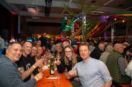 Prost! Das Weinfest war ein guter Ort, um Freunde zu treffen. Bild: Nüssle