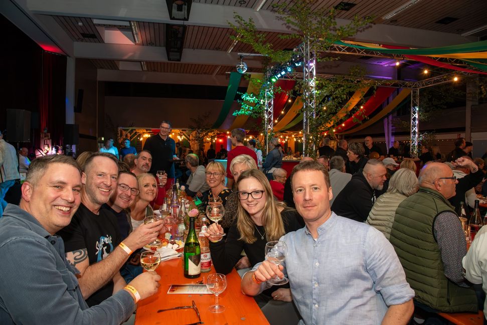 Prost! Das Weinfest war ein guter Ort, um Freunde zu treffen. Bild: Nüssle