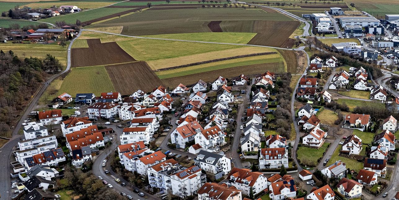 Kurz vor der Erschließung von zwei Baugebieten in Grafenau ging es in der Gemeinderatsitzung um eine zentrale Wärmeversorgung. Auf unserem Foto das oberhalb der Bebauung geplante Baugebiet „Mittenbühl Nord“.