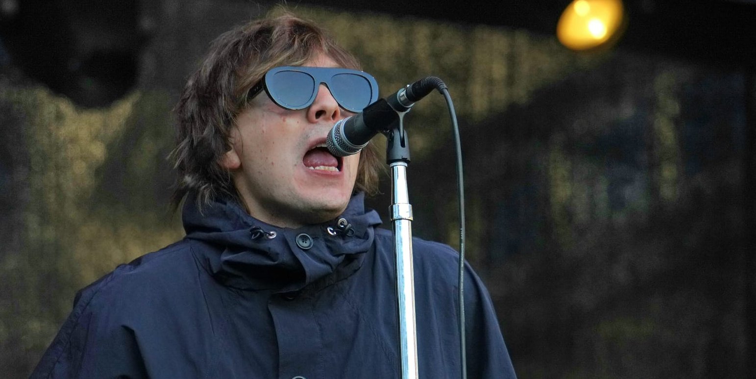 Sieht aus wie Liam Gallagher, hört sich an wie Liam Gallagher, benimmt sich auf der Bühne wie Liam Gallagher, ist aber in Wirklichkeit Columbia-Sänger Francesco. Vor allem die zweite Oasis-Hälfte ist ein Knaller.