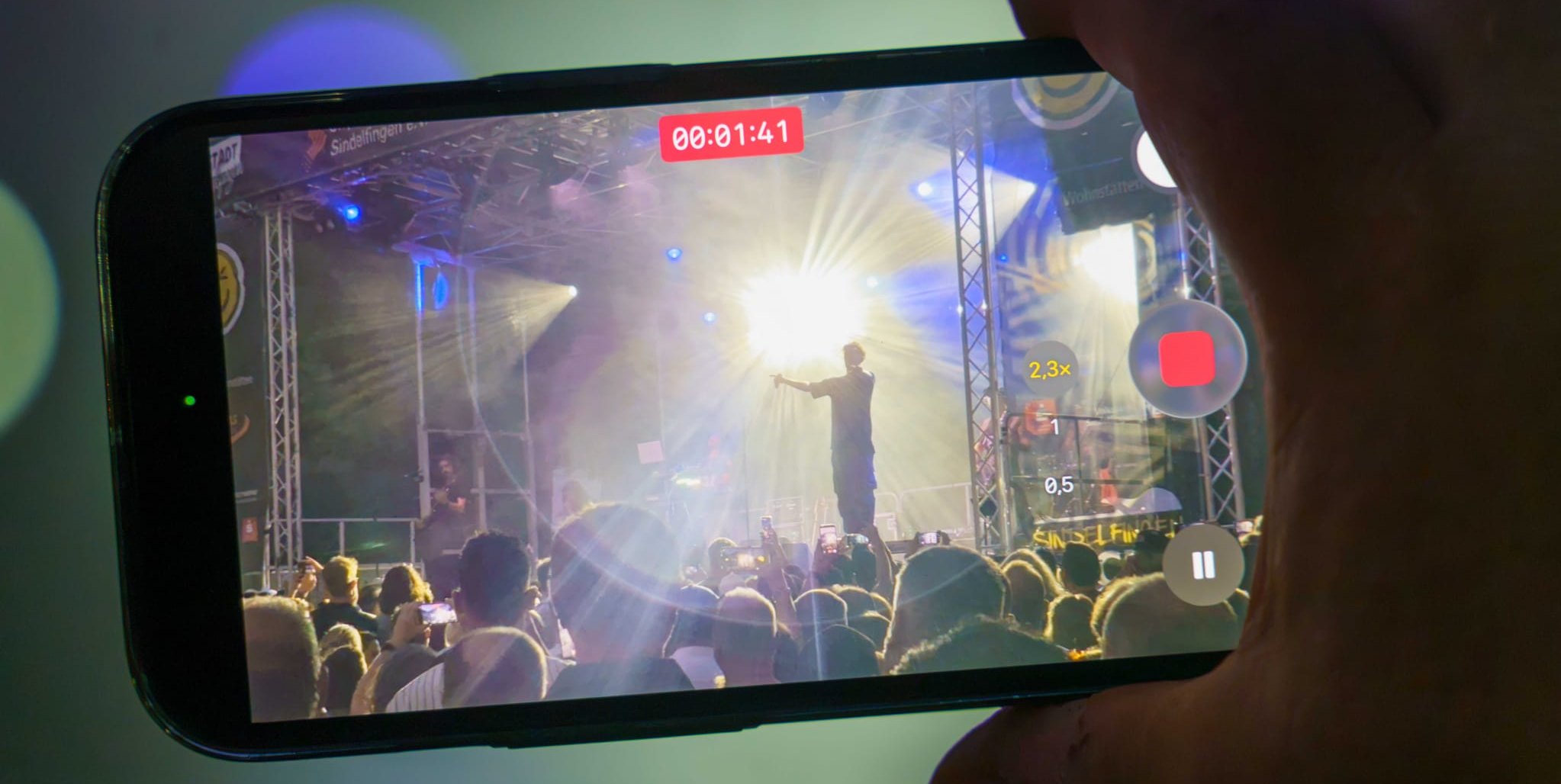"Schön laut" meinen die einen, "zu laut" andere.Bei From Zero und der Musik von Linkin Park wird es ausgesprochen rockig. Das versuchen manche, auf dem Handy festzuhalten.