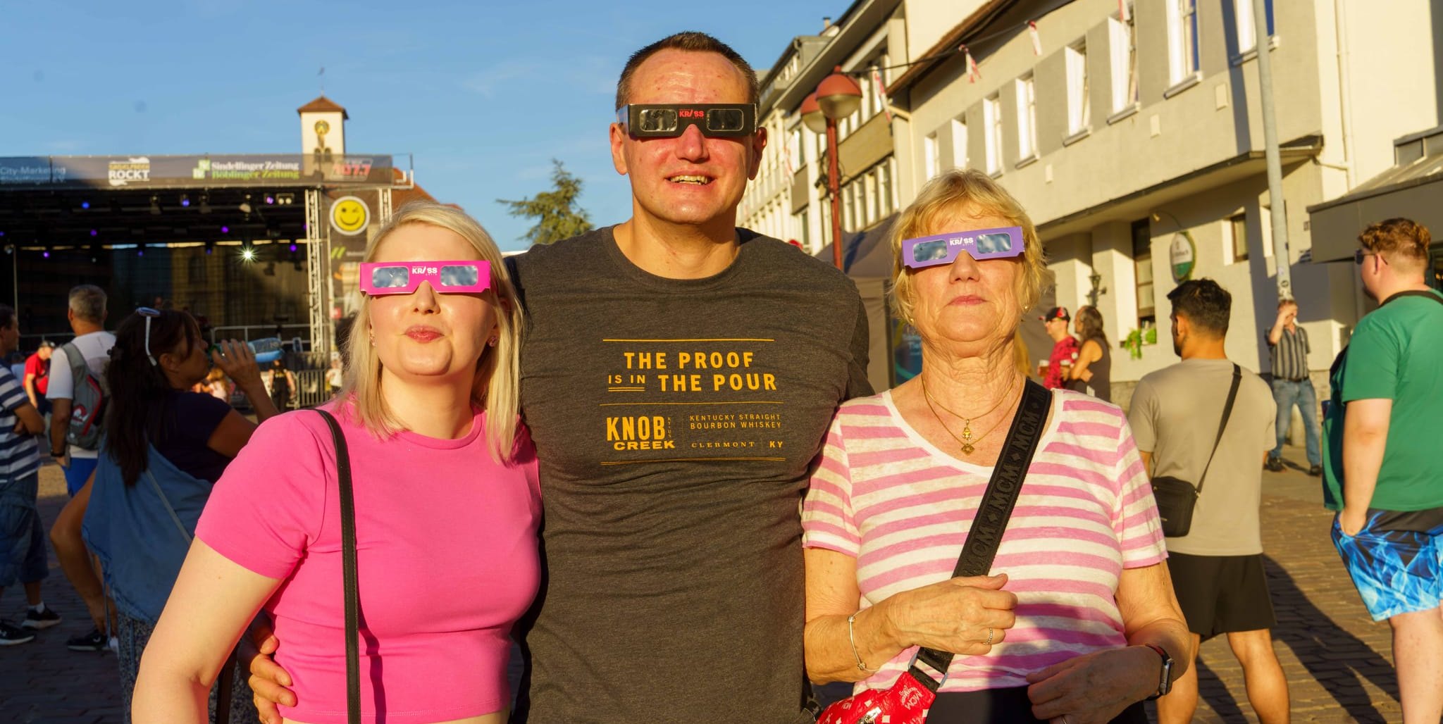 Großes Thema am "Radioactive"-Abend: Die Sonnenfinsternis. Vom Marktplatz aus war sie nicht zu sehen, da rutschte mancher für ein paar Minuten rüber in die kleine Mercedesstraße.