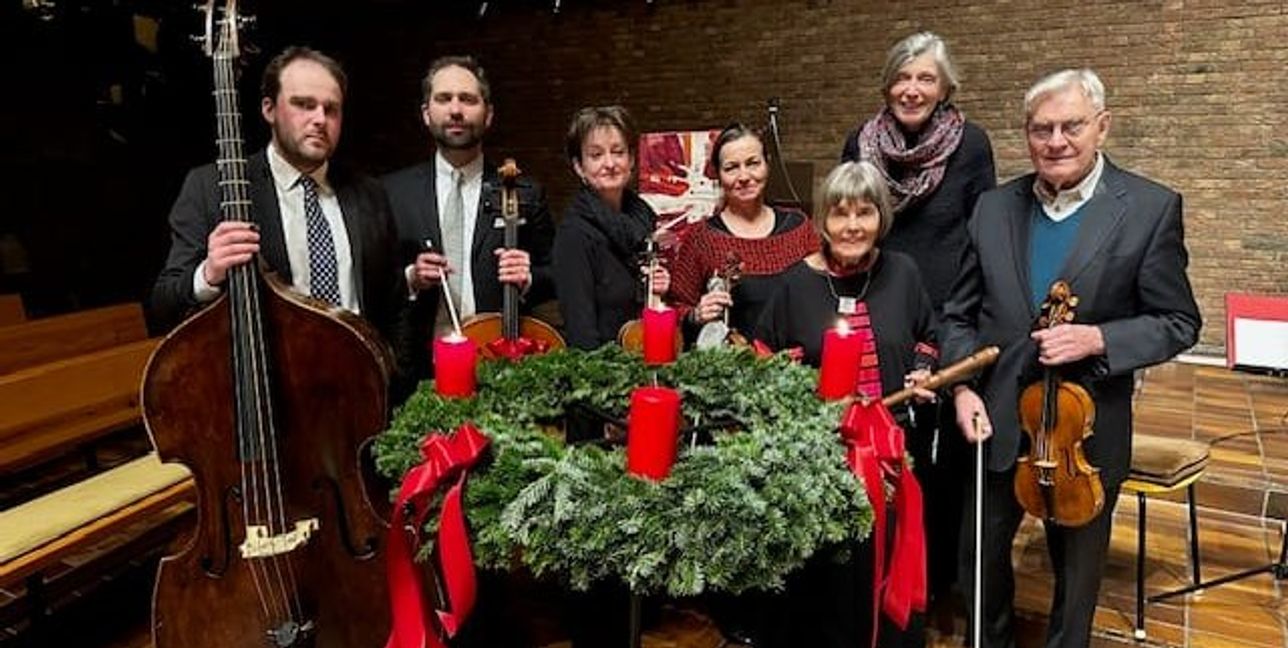 Das Ensemble des Internationalen Barockorchester der Akademie für Alte Musik in Baden-Württemberg bei seinem Weihnachtskonzert.