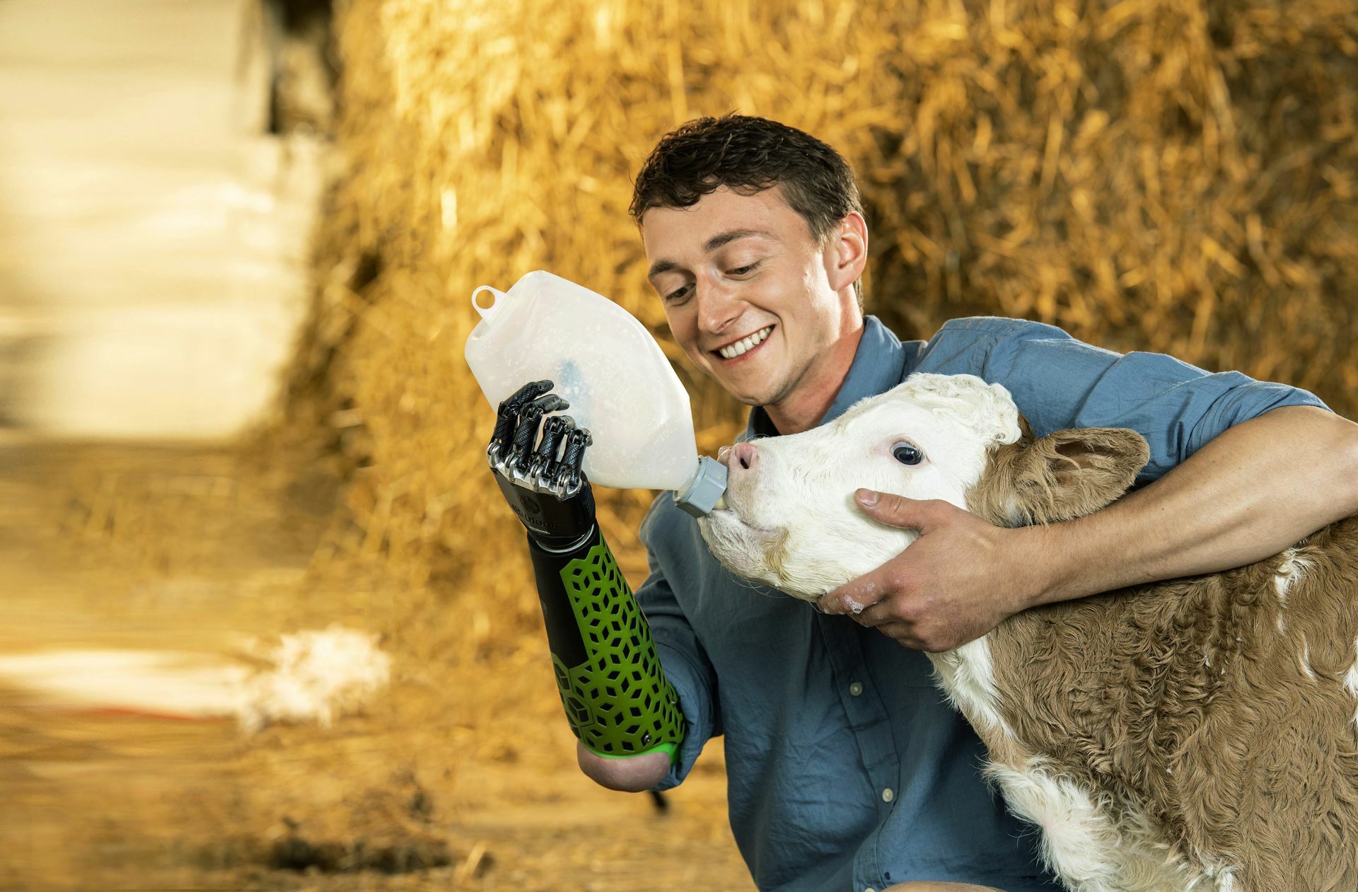 So funktioniert Künstliche Intelligenz in der Medizin: Landwirt Wolfgang Bauer nutzt und trainiert seine Prothese, die auf KI basiert. Foto: Ottobock/Marco Moog