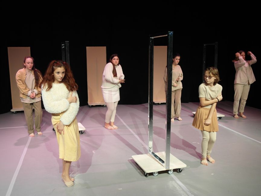Das Ensemble (von links): Charlotte Rade, Yasmin Fulton, Esmeralda Berretta, Giosefina Pervorfi, Liana Deines und Karla Krstanović bringen das Tanztheater-Stück "Body Image - Ein Blick in den Spiegel" auf die Bühne des Städtischen Feierraums Böblingen - Premiere wird am 12. November um 19 Uhr gefeiert. Bild: z