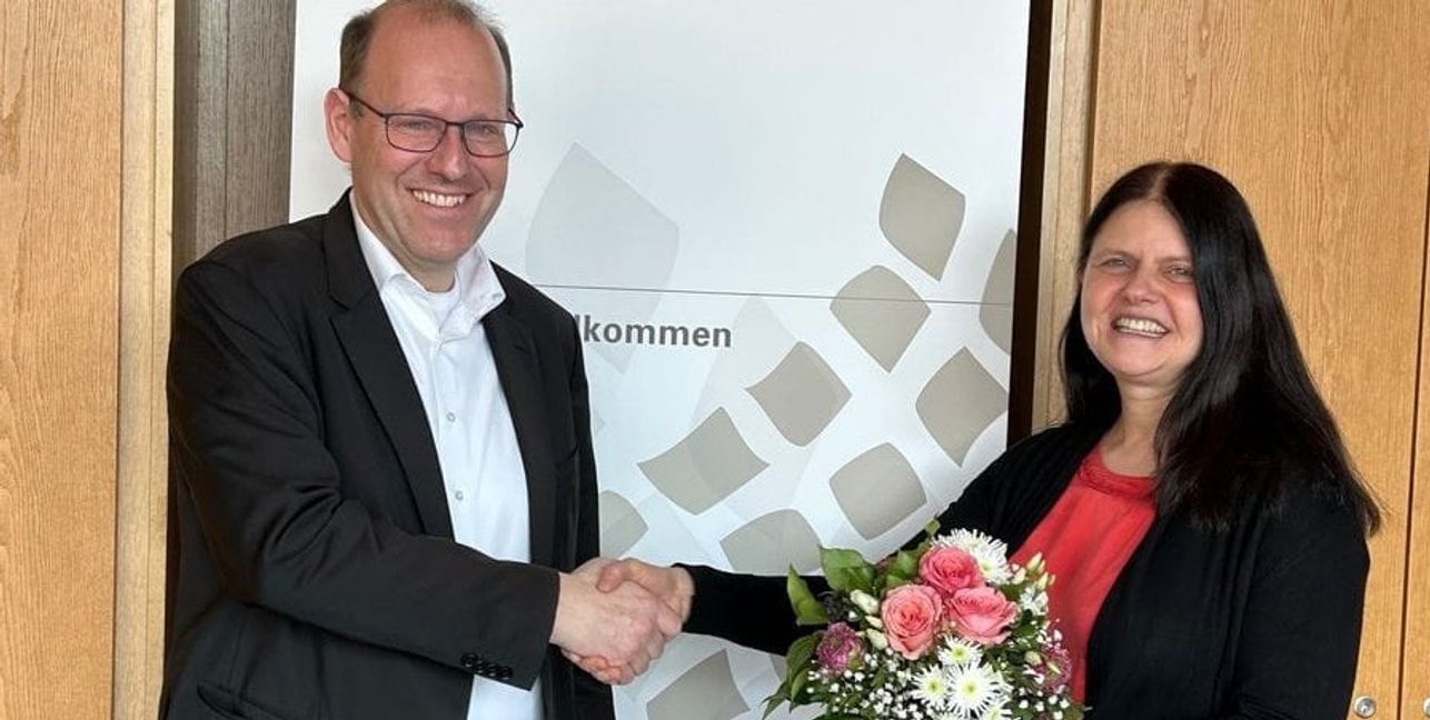 Ein Blumenstraß zum Einstieg: Kendra Sanseverino mit Oberbürgermeister Dr. Bernd Vöhringer.Bild: Stadt Sindelfingen
