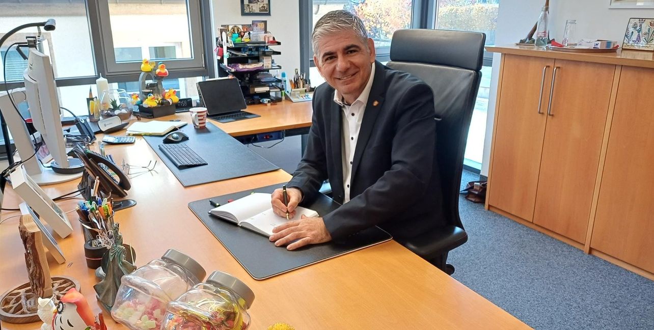 Zur täglichen Routine gehört es für Ioannis Delakos, wichtige Dinge, die er im Laufe des Tages erledigt, in sein „Offline-Tagebuch“ einzutragen.  Bild: Elbers