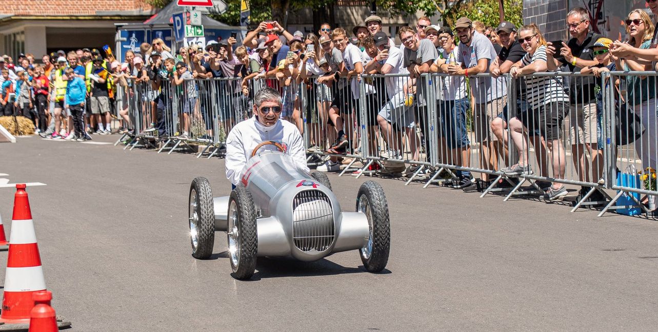 Auch beim Seifenkistenrennen gibt der Bürgermeister eine gute Figur ab. Bild: z