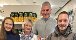 Carmen Bühl (NiN), Cornelia Ehret (Tafelladen), Peter Heinkele (NiN) und Kai-Hinrich Odendahl vom Tafelladen. 	Bild: z