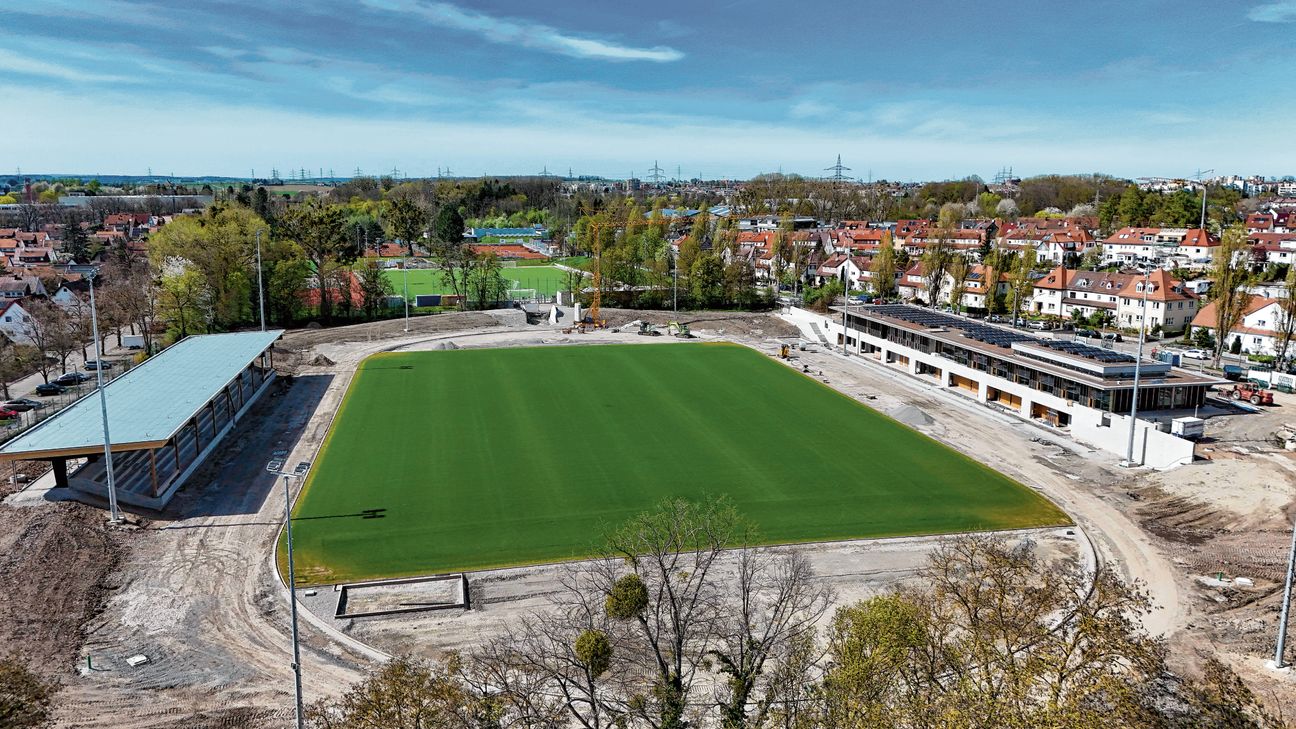 Das Floschenstadion aus der Vogelperspektive. Noch fehlt die blaue Rundbahn um das Spielfeld. Bilder: Dettenmeyer