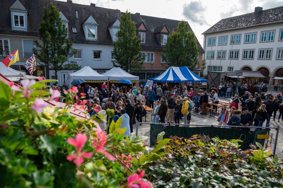 Marktstände sorgen für das passende Flair.