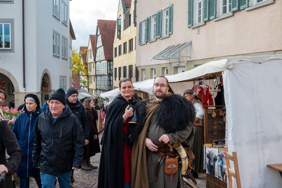 Sabrina und Wolf Hartinger aus Böblingen gehen immer gewandet auf Märkte.