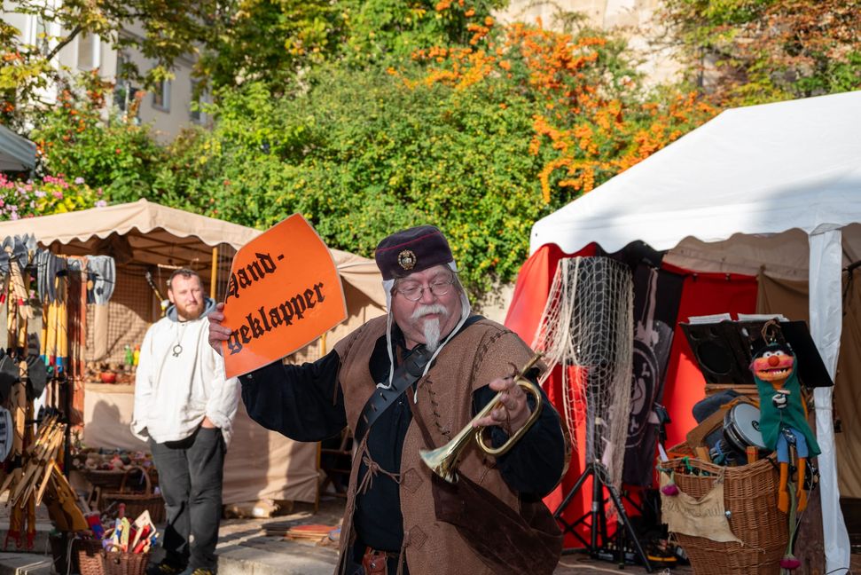Damit das „Volk“ weiß, was es tun soll, wird mit Schildern gearbeitet.