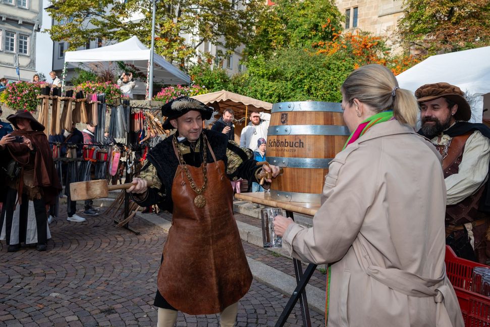 Als Schultheiß gewandet sticht Oberbürgermeister Dr. Stefan Belz gemeinsam mit Tina Gatty von der Schönbuchbraumanufaktur das Faß an.