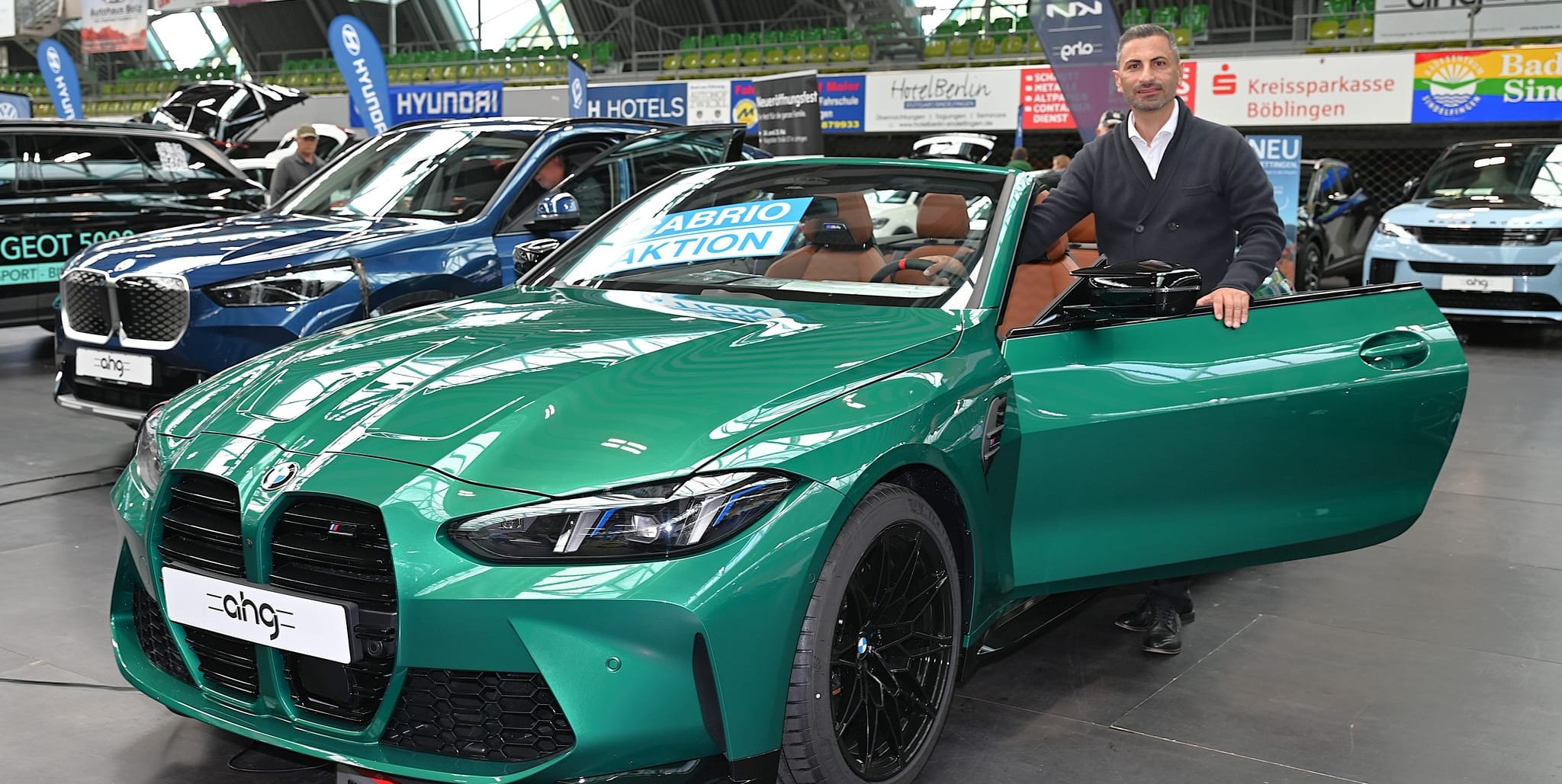 Matthias Izar, Leiter der Region Nordscharzwald bei der AHG, und der Hingucker des Autosalons: das M4 Cabrio von BMW.