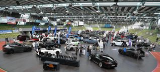 Autosalon 2025: Mehr Autos als im vergangenen Jahr und an den Ständen der Händler Interessenten mit klaren Vorstellungen.