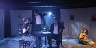 Eine Szene aus dem Theaterkeller (von links): Bennet Weber, Noah Schreiner, Moritz Keller, Lea Fiedler.