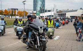 Start der Gedenkfahrt auf dem Flugfeld.