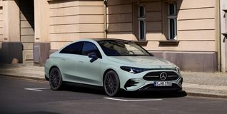 Mit seinen athletischen Proportionen und dem beleuchteten Kühlergrill ist der neue CLA Hybrid ein emotionales Statement.