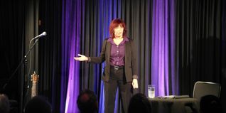 Albern, politisch, atemlos: Dagmar Schönleber liefert einen gelungenen Jahresauftakt.