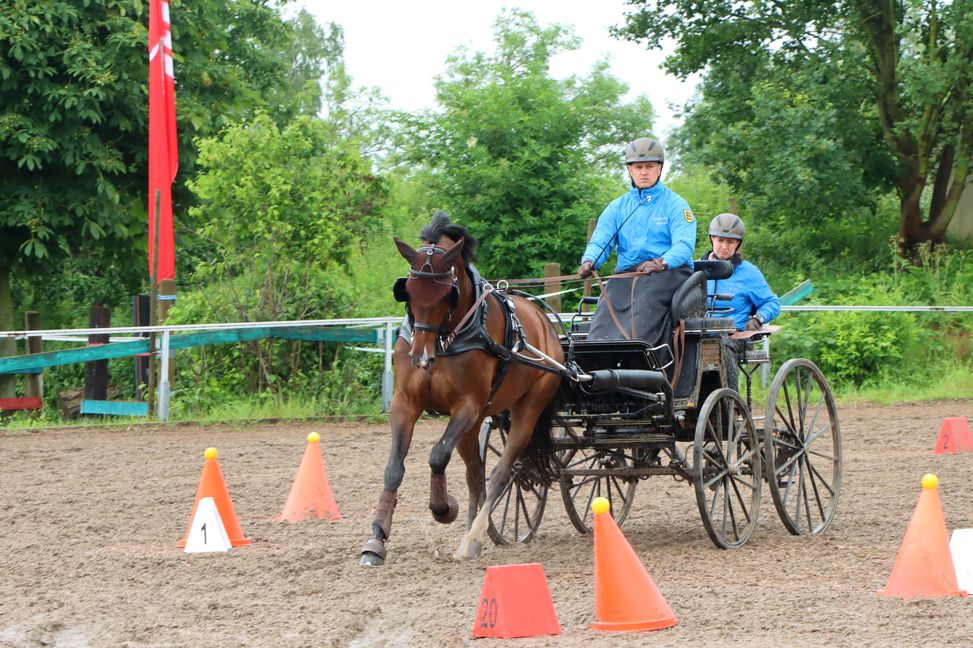 Jens Motteler und Sabrina Kiefer trotzen den widrigen Bedingungen in Bühl. Bild: Häusler