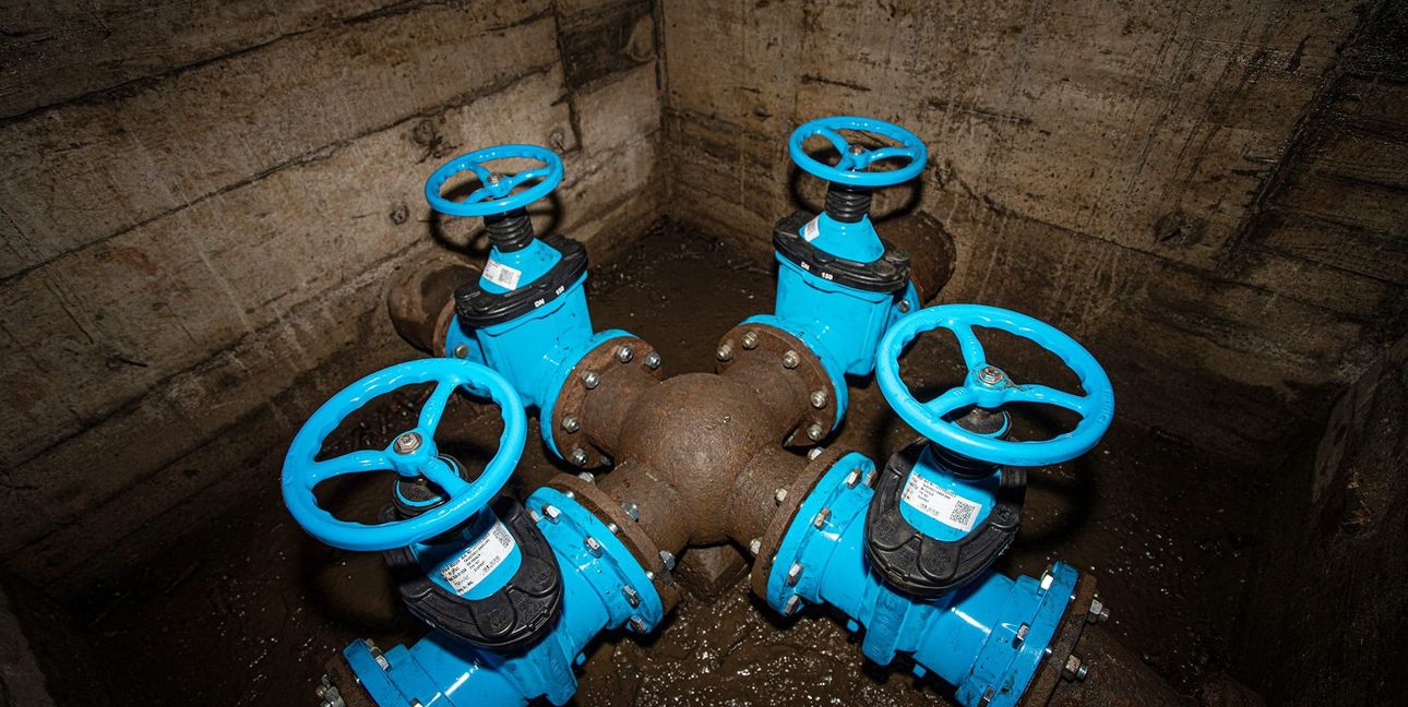 Seltener Einblick in einen Kanalschacht, in dem die Frischwasserleitungen in die einzelnen Bezirke abgehen und mit Schiebern geschlossen werden können. Bild: Richter