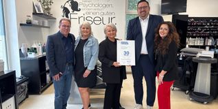 Auf unserem Foto: Ortsvorsteher Wolfgang Stierle (links) und Wirtschaftsförderer Felix Rapp (zweiter von rechts) überreichten eine Ehrenurkunde an Angelika Mylius (Mitte), Petra Brosch (zweite von links) und Lisa Marozzi (rechts).