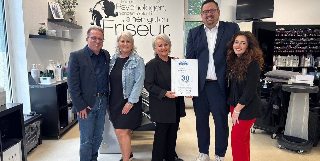 Auf unserem Foto: Ortsvorsteher Wolfgang Stierle (links) und Wirtschaftsförderer Felix Rapp (zweiter von rechts) überreichten eine Ehrenurkunde an Angelika Mylius (Mitte), Petra Brosch (zweite von links) und Lisa Marozzi (rechts).